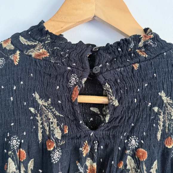 Floral Black Women's Top - Picture 3 of 9